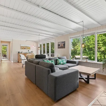 بيت للعطل Spacious Close To Enebaerodde *