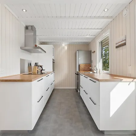 بيت للعطل Spacious Close To Enebaerodde *